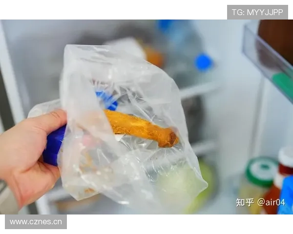 勒布朗家冰箱里塞满蛋白粉，邻居说他半夜三点还在投篮